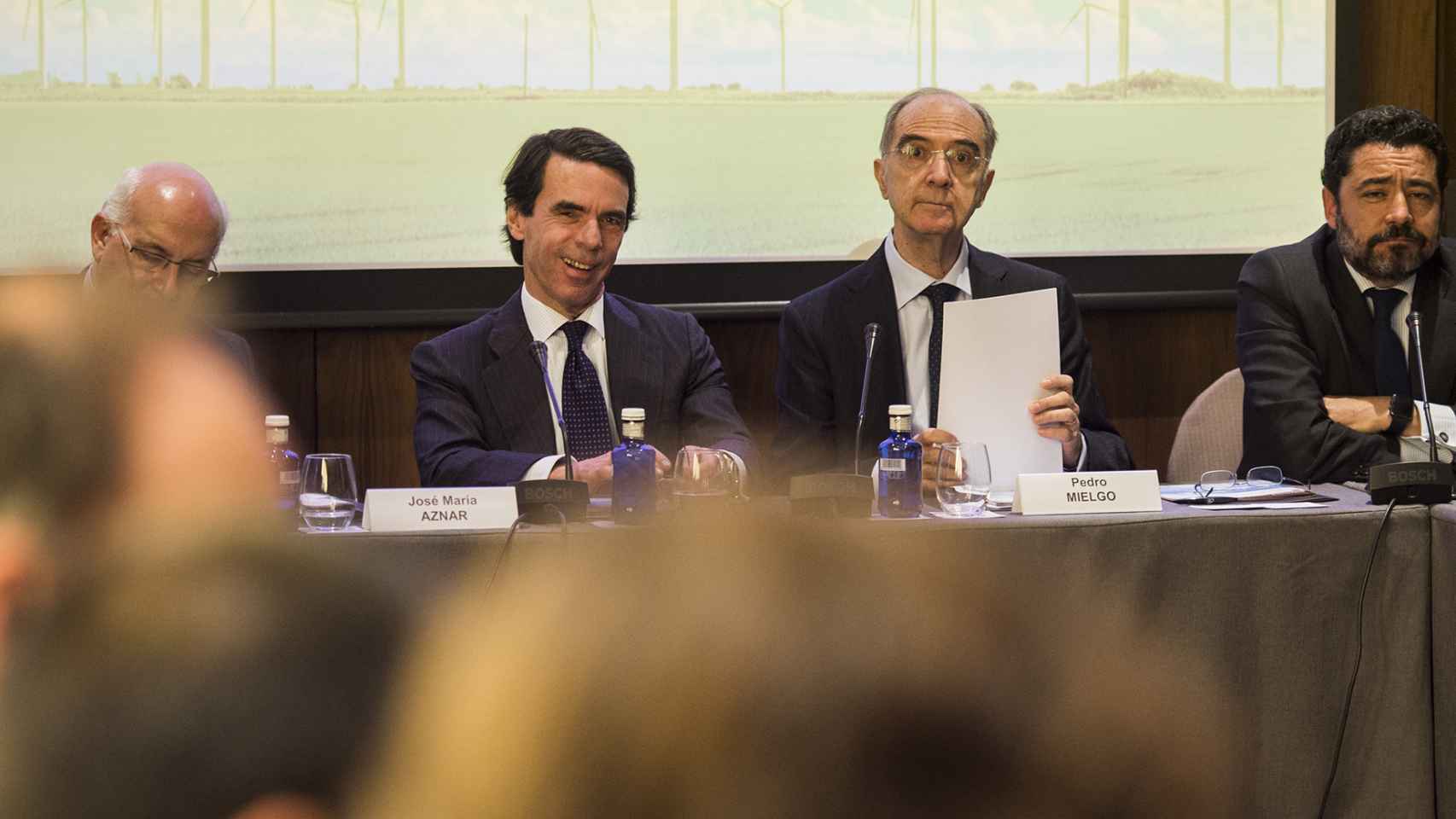José María Aznar, presidente de la Fundación Faes, junto a Pedro Mielgo, durante la presentación del informe.