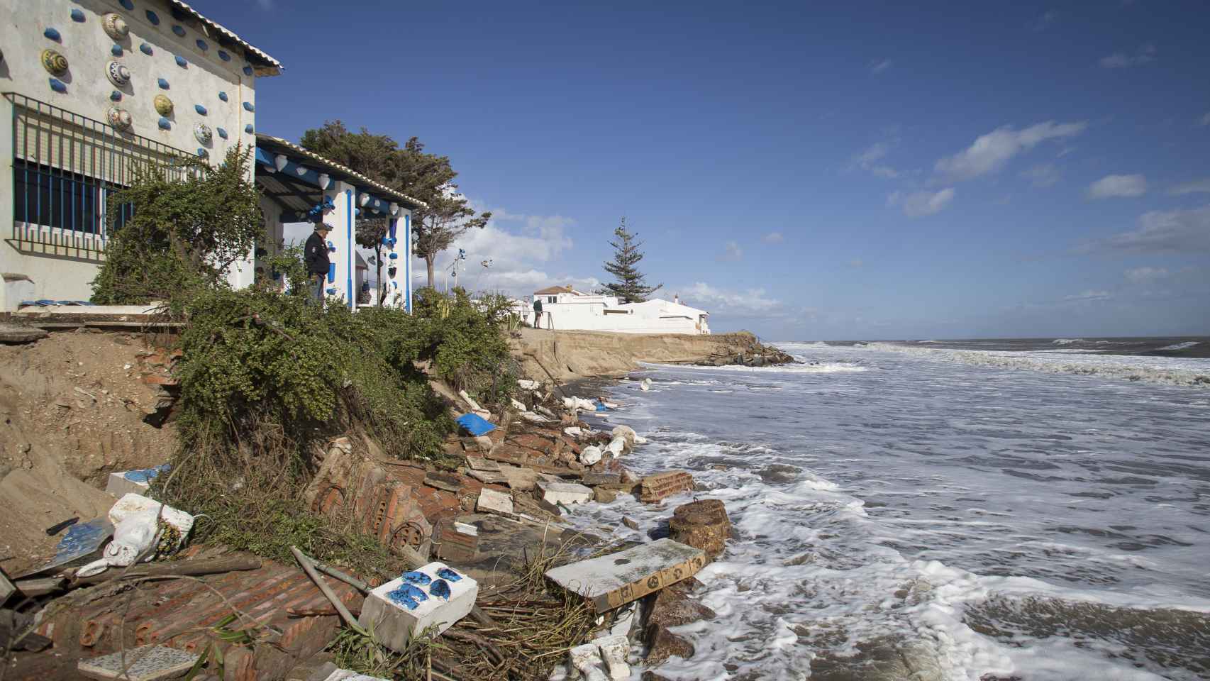 La casa de Raúl García en La Antilla, cuya playa aledaña ha desaparecido quedando el inmueble a merced de la marea.