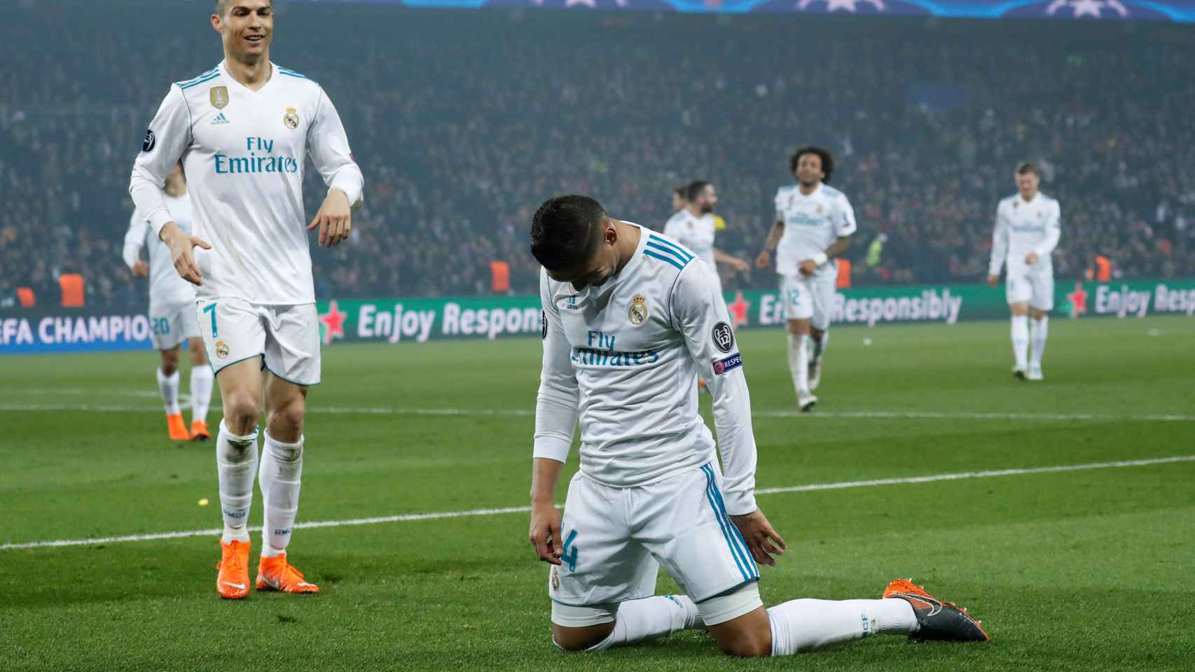 Casemiro y Ronaldo celebran un gol contra el PSG.