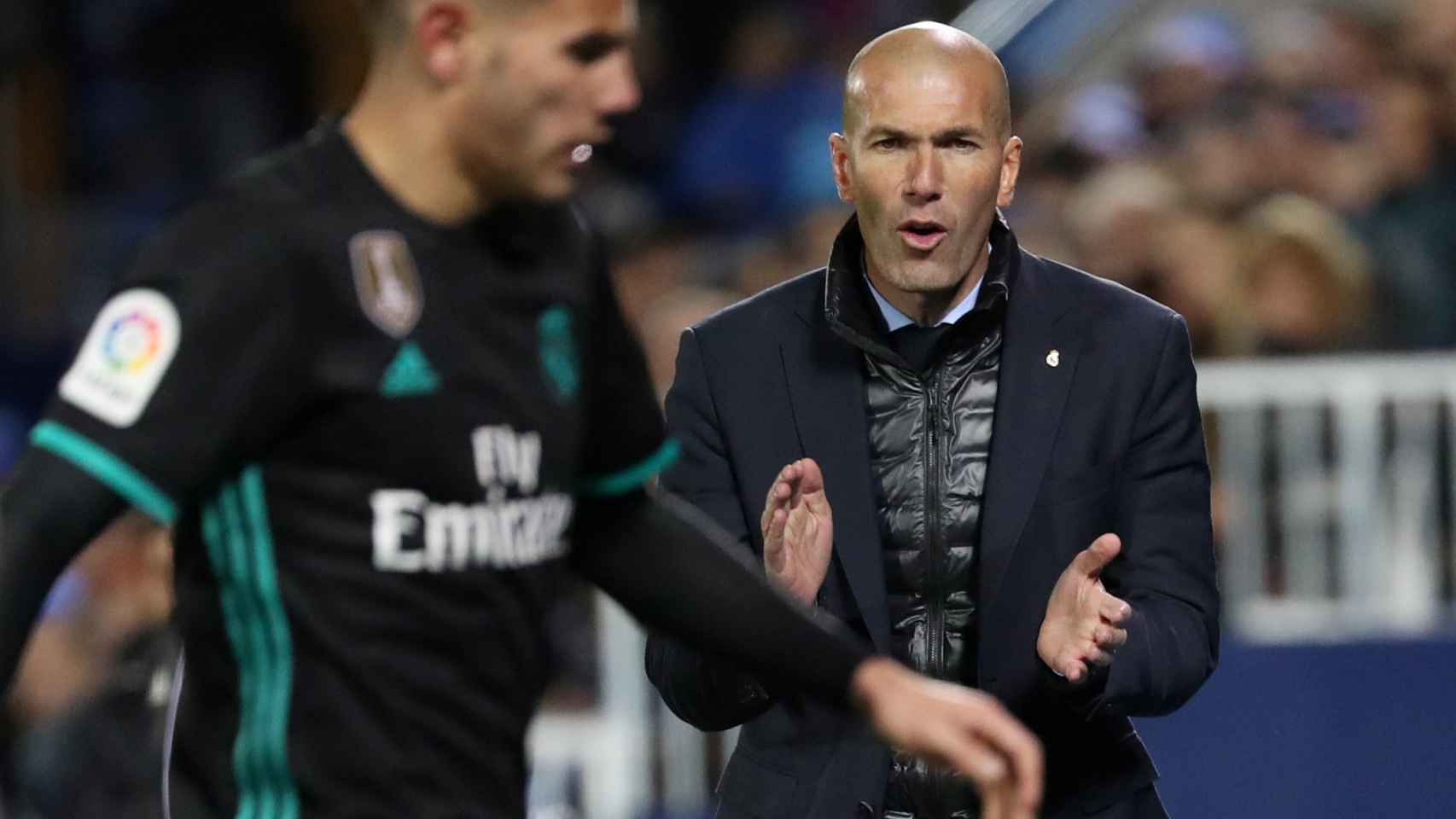 Zidane da instrucciones.