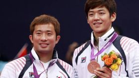 Chung Jae sung posa con la medalla de bronce (a la derecha) en los Juegos Olímpicos de Londres 2012.