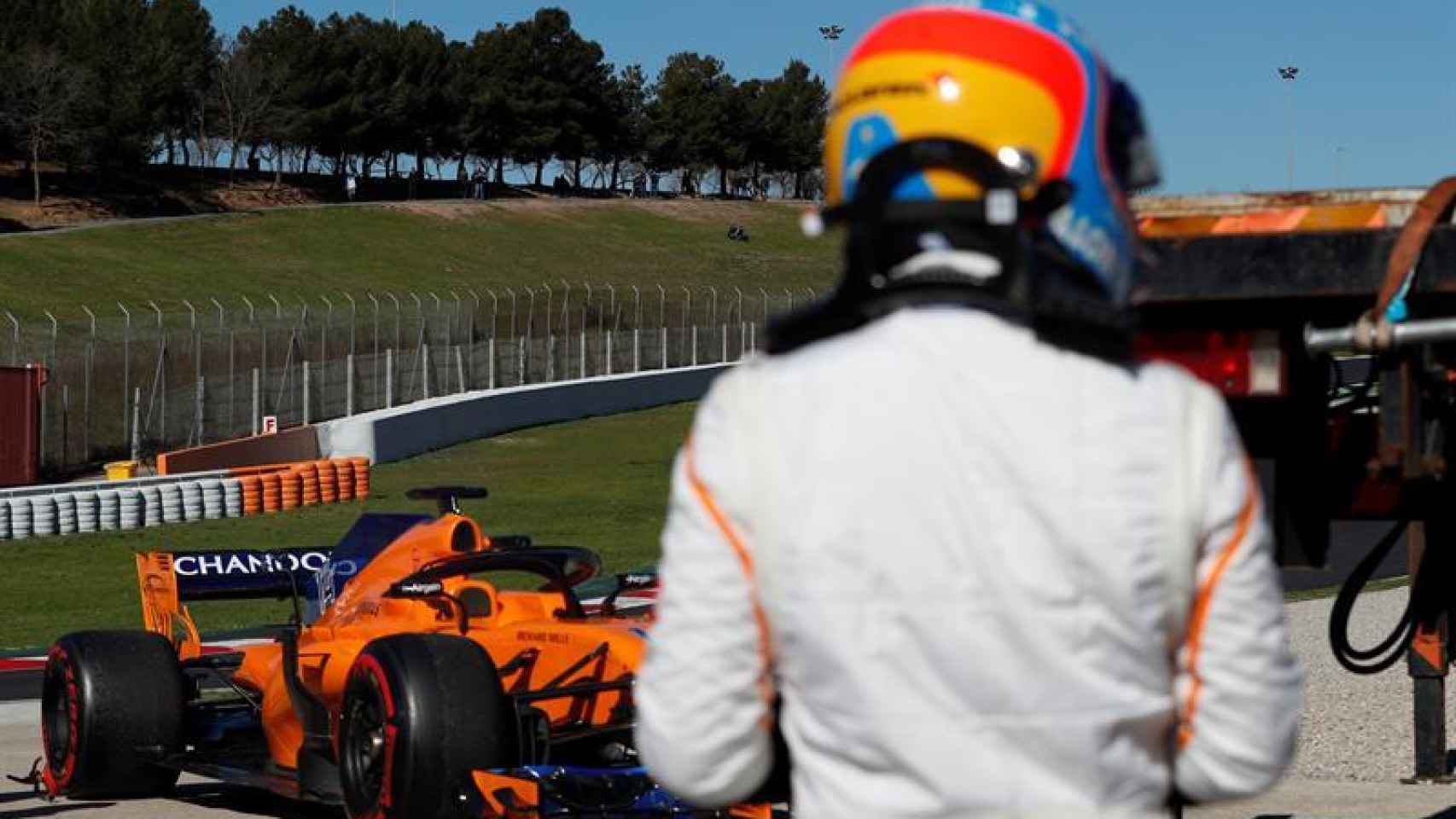 Fernando Alonso mira su McLaren, parado.