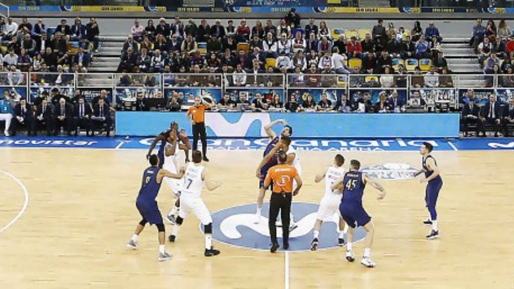 Salto inicial en el clásico de baloncesto. Imagen: (ACB.COM)