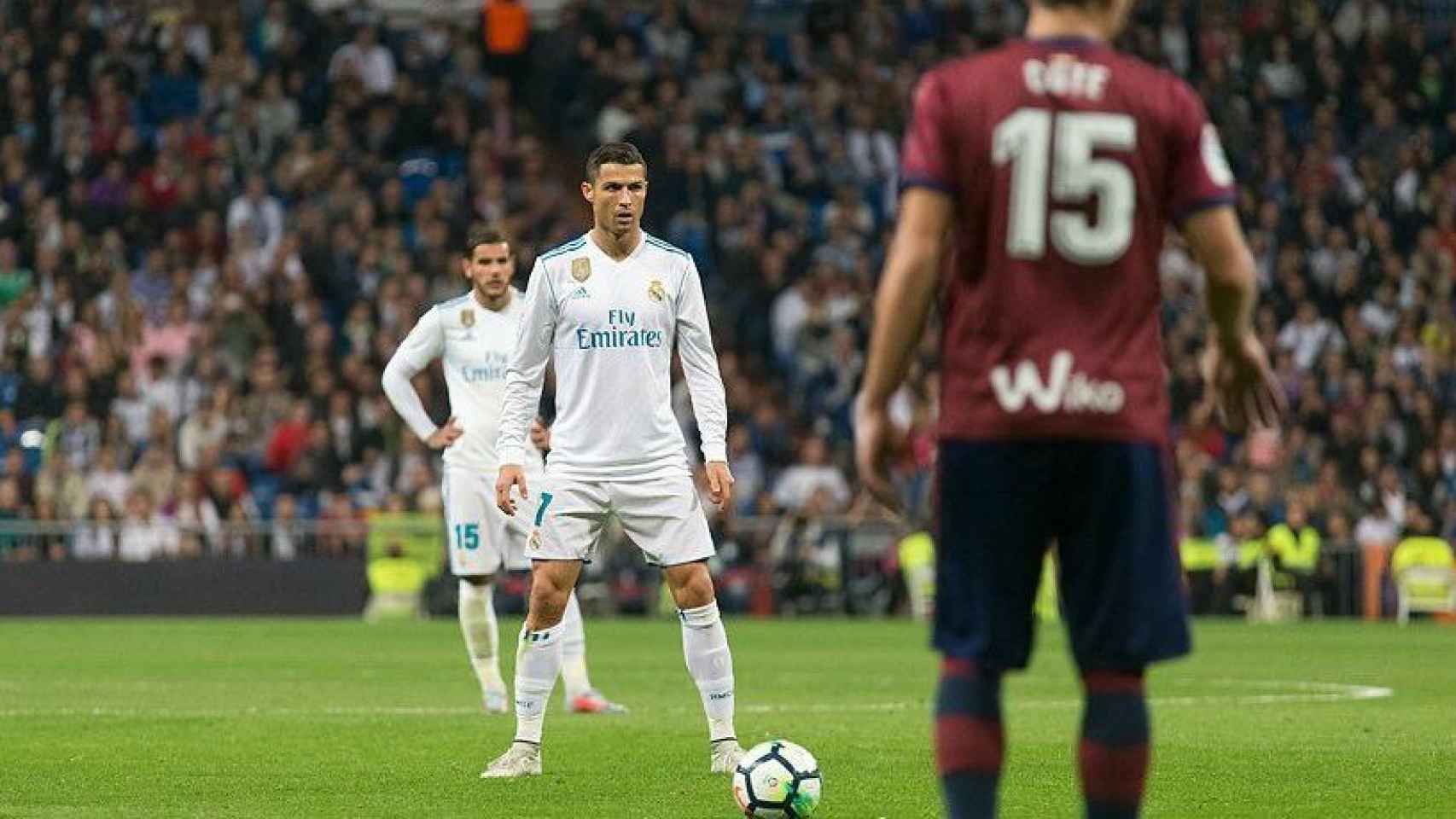 Cristiano Ronaldo, ante la portería del Eibar.  Foto: Pedro Rodríguez / El Bernabéu