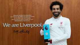 Mohamed Salah, con el premio a mejor jugador del mes de febrero. Foto: premierleague.com
