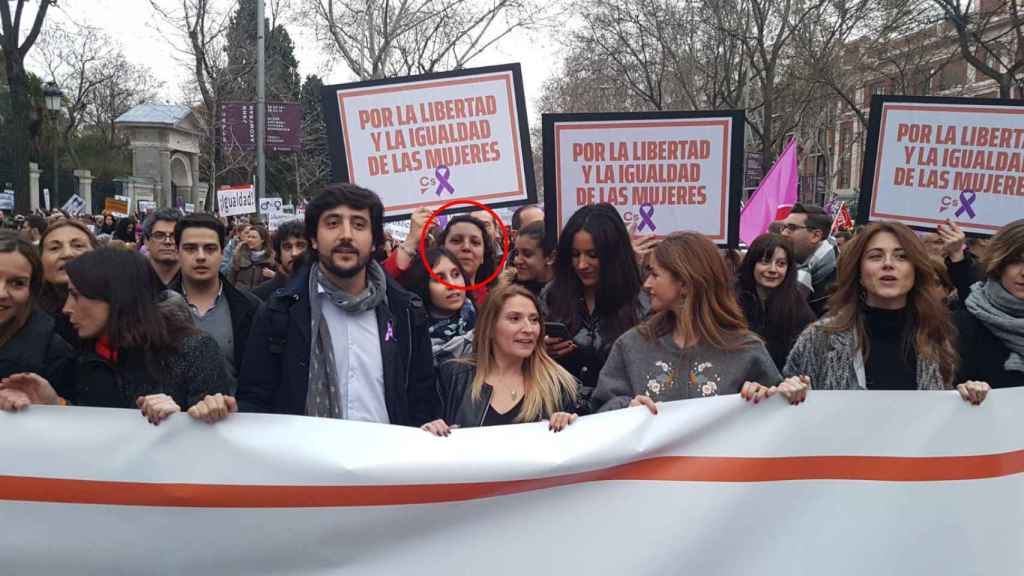 Araceli Sainz, en segunda línea sujetando un cartel junto a Begoña Villacís y otros dirigentes de Cs como Toni Roldán, Patricia Reyes y Esther Ruiz.