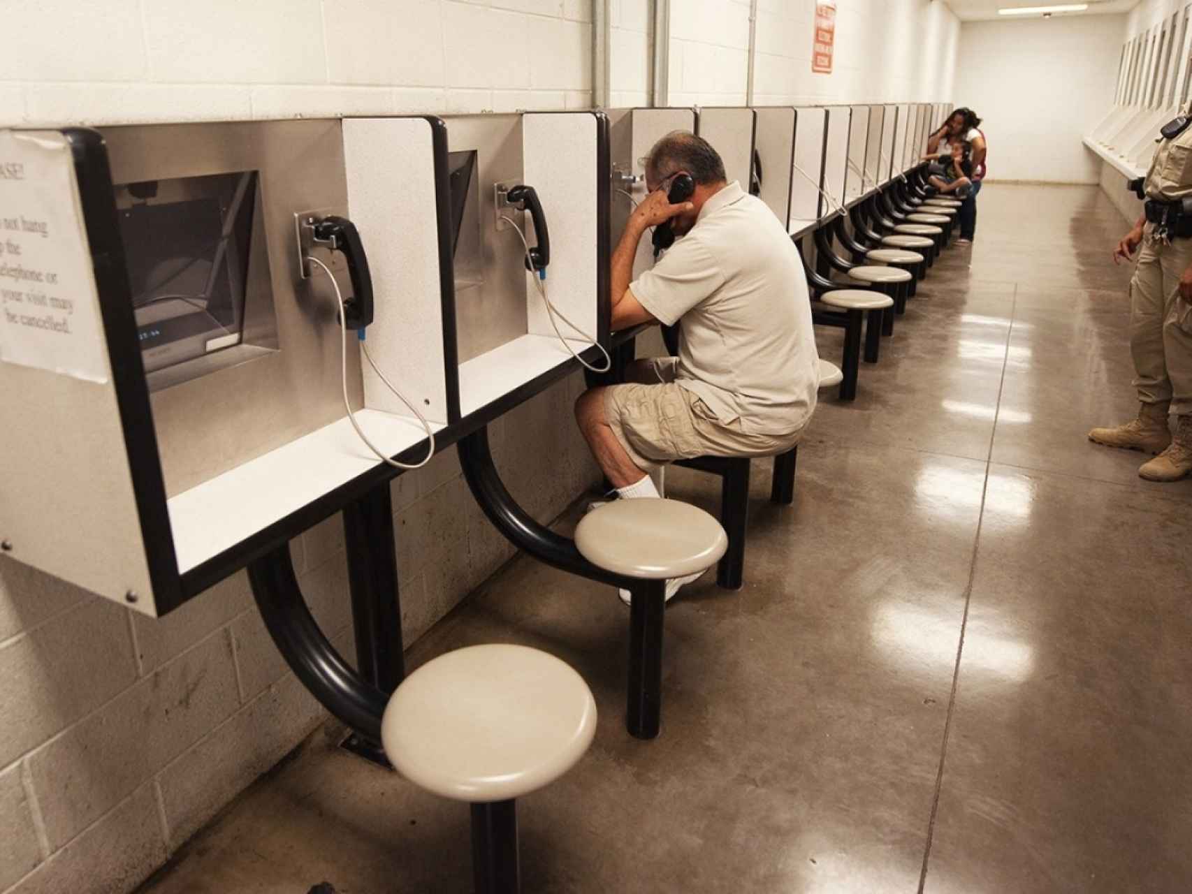 Sala de comunicación de reclusos en una cárcel de EEUU