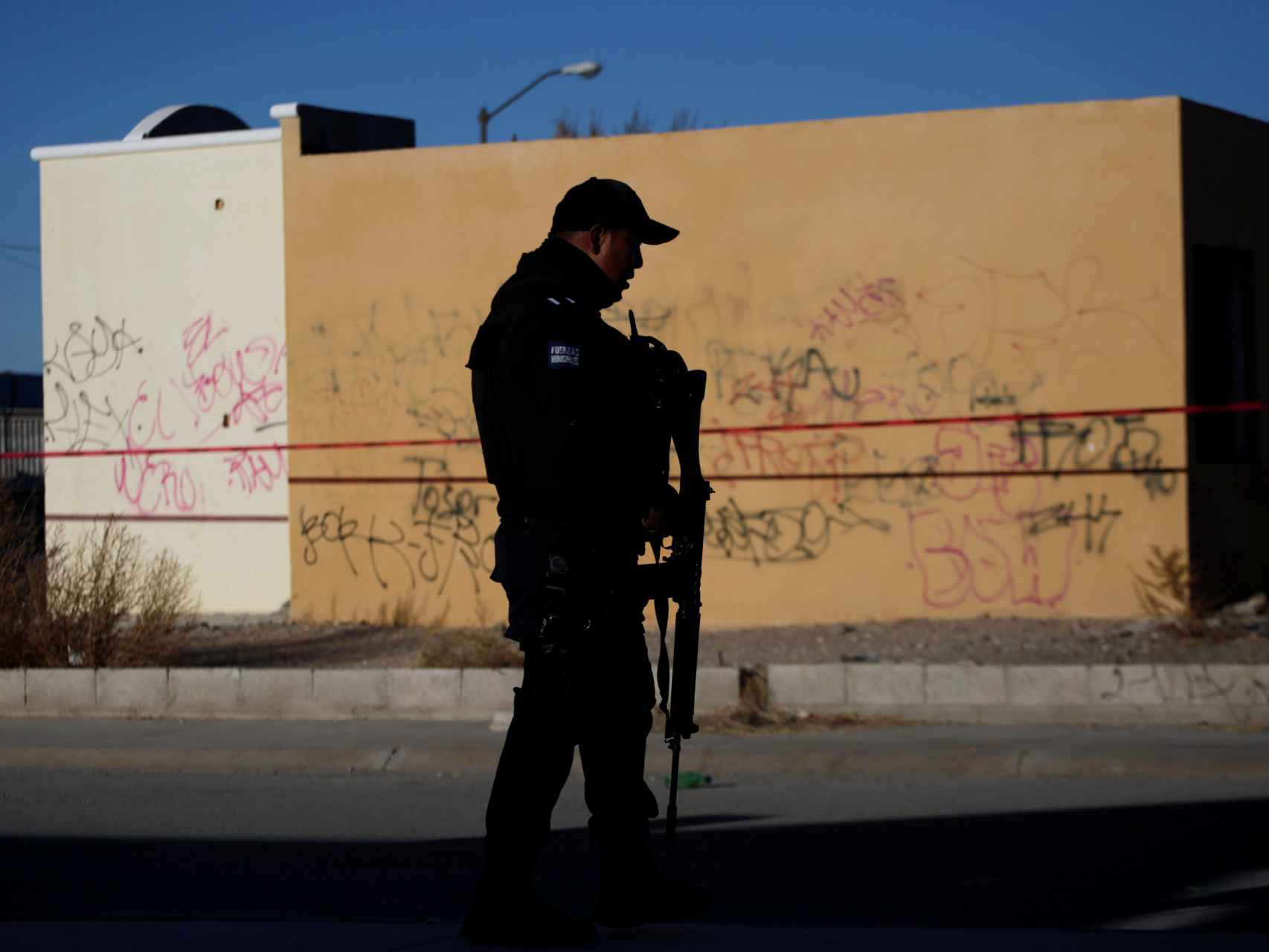 Un policía custodia el lugar de un crimen en Ciudad Juarez