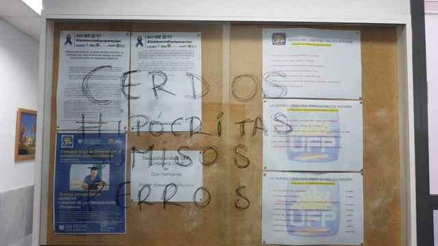 Pintadas insultantes en una comisaría de Policía Nacional contra los sindicatos