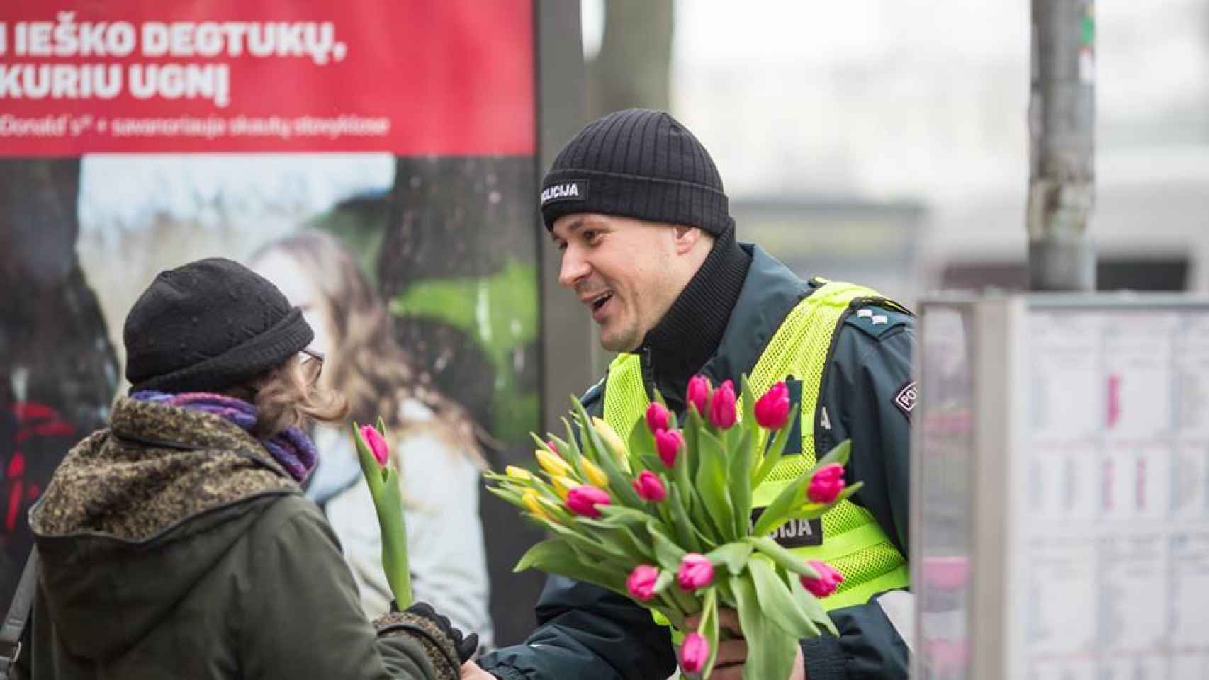 La policía lituana sorprende con flores por el Día de la Mujer