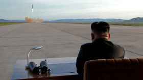 El líder de Corea del Norte, Kim Jong-un, supervisa una prueba de misiles.