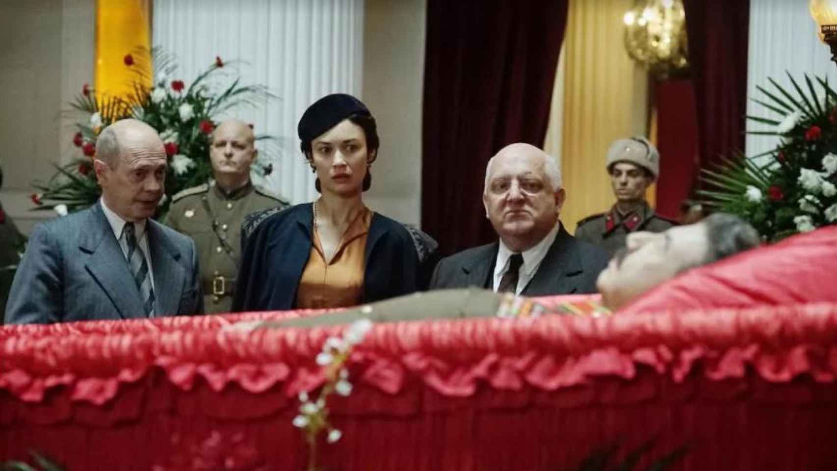 Fotograma de 'La muerte de Stalin' en el que Kruschev (izquierda) y Beria (derecha) están ante el féretro de Stalin.