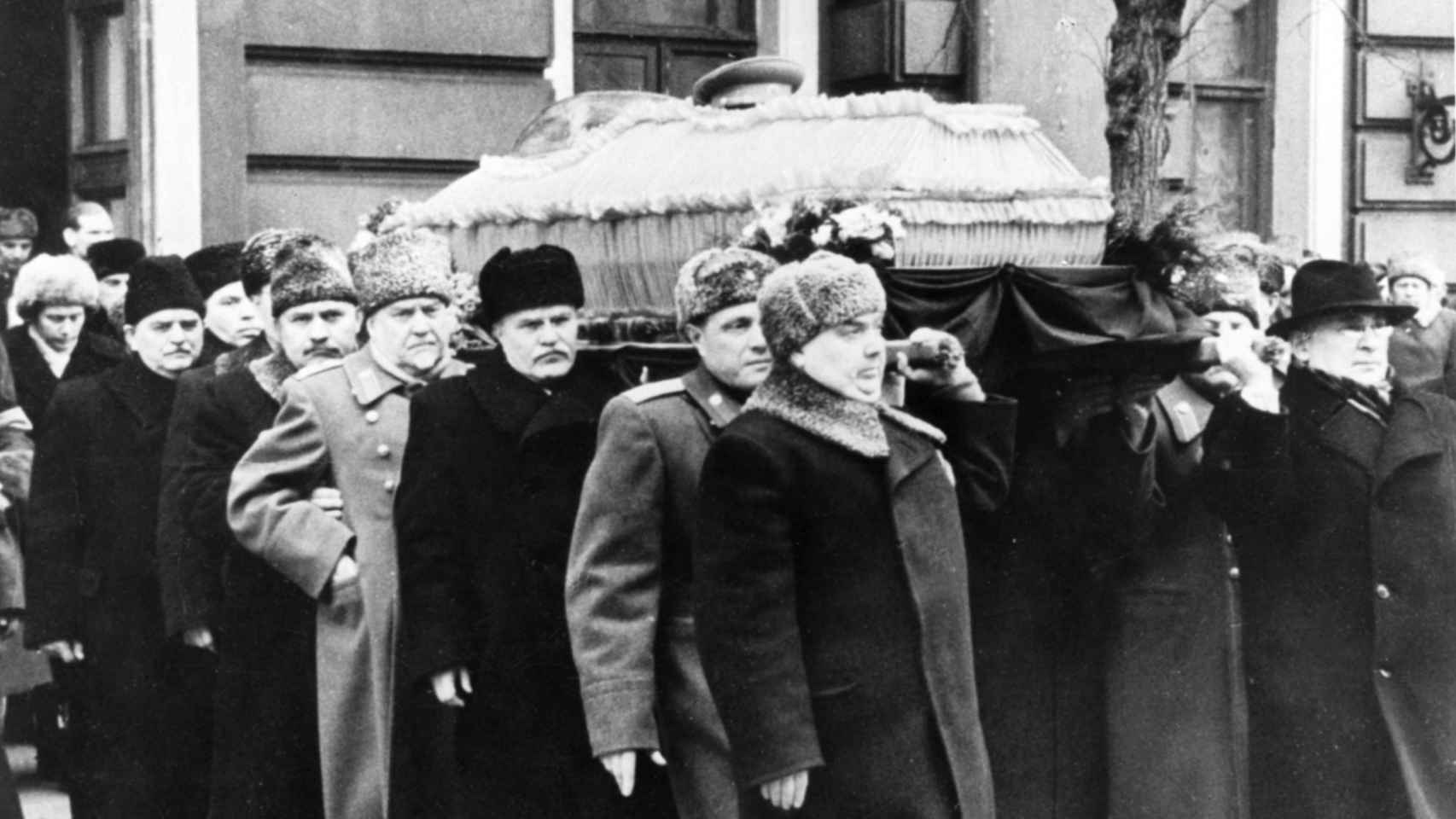 Funeral de Stalin el 9 de marzo de 1953. De derecha a izquierda, Beria, Malenkov, Vasily Stalin, Molotov, Bulganin, Kaganovich y Shvernik.