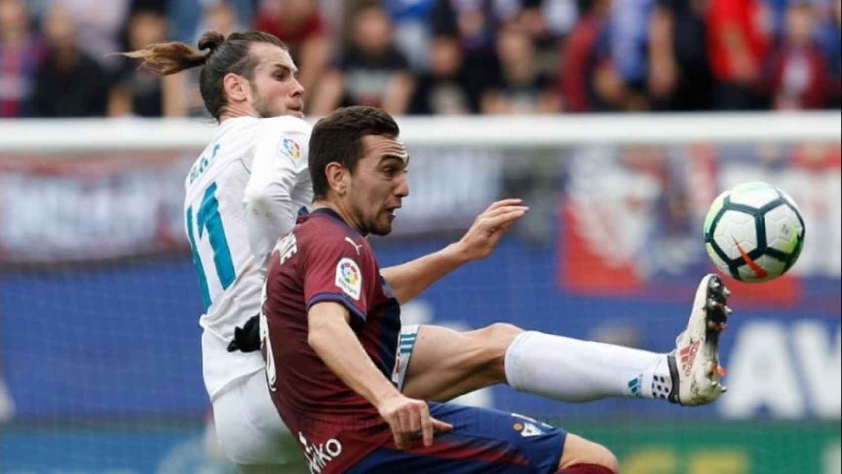 Gareth Bale, contra un rival del Eibar