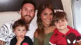 Leo Messi junto a su mujer Antonella y sus dos primeros hijos