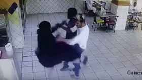 A esta mujer árabe no le gusta la comida y protesta al estilo Karate Kid