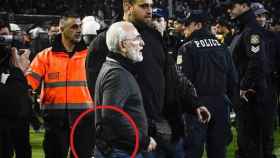 El presidente del PAOK con lo que parece un arma en su cintura.