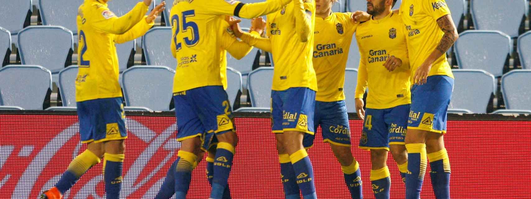 Los jugadores de Las Palmas celebran un gol.