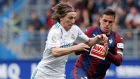Luka Modric contra un jugador del Eibar
