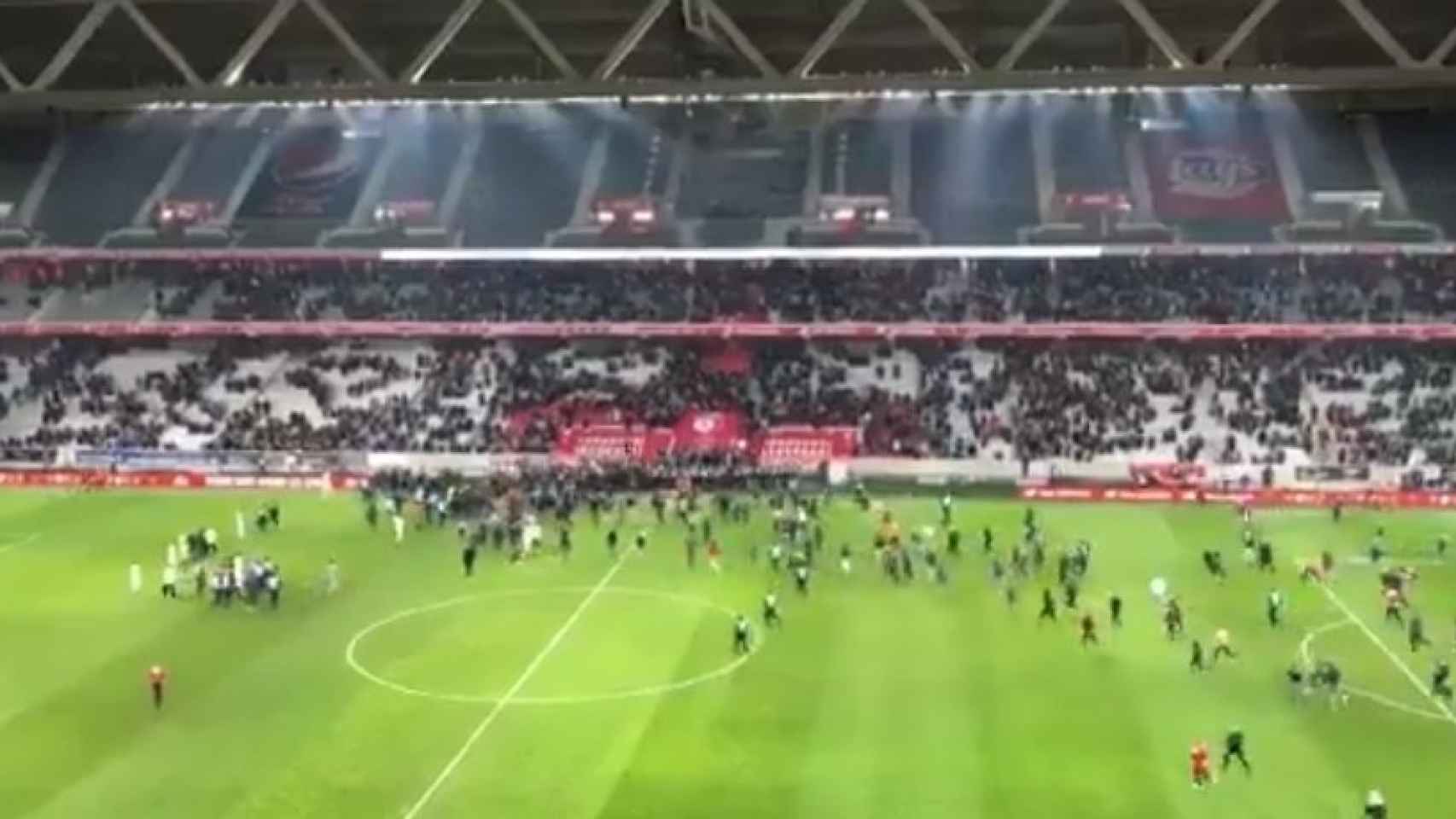 Los ultras del Lille invaden el campo para increpar a los suyos