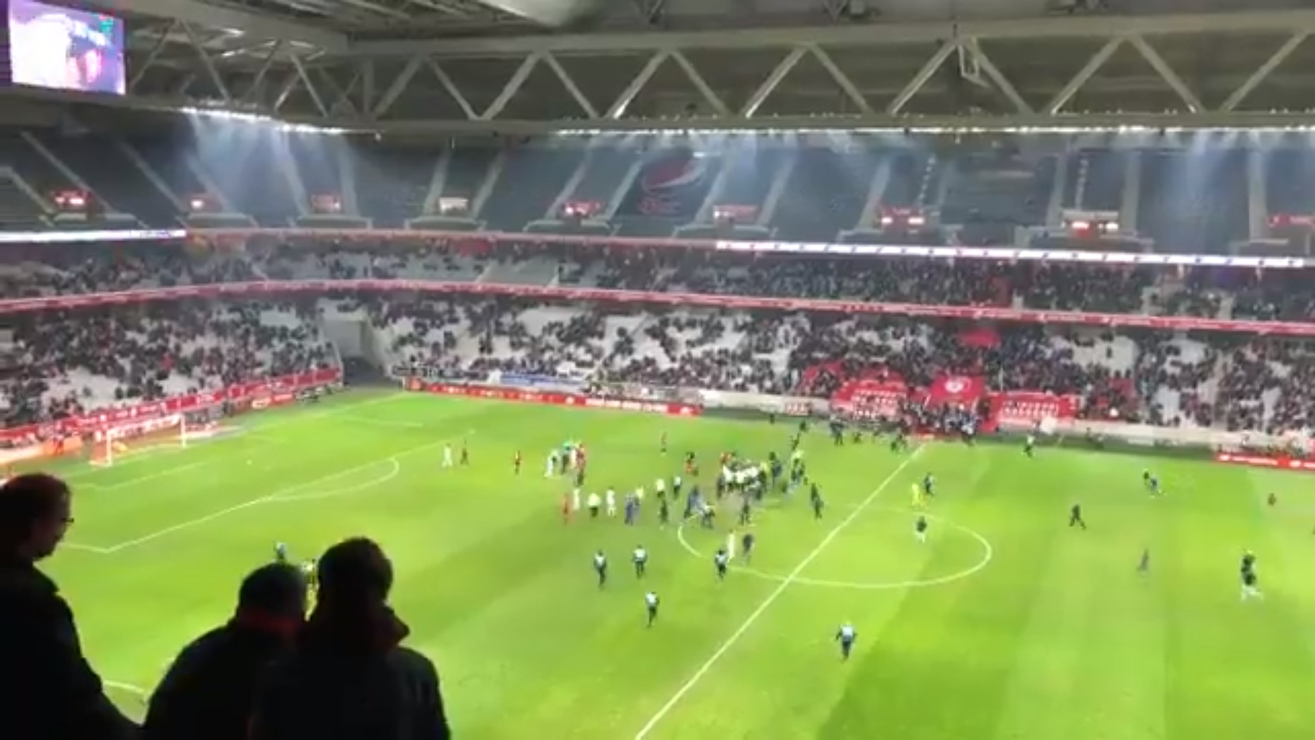 Invasión de campo durante el partido del Lille