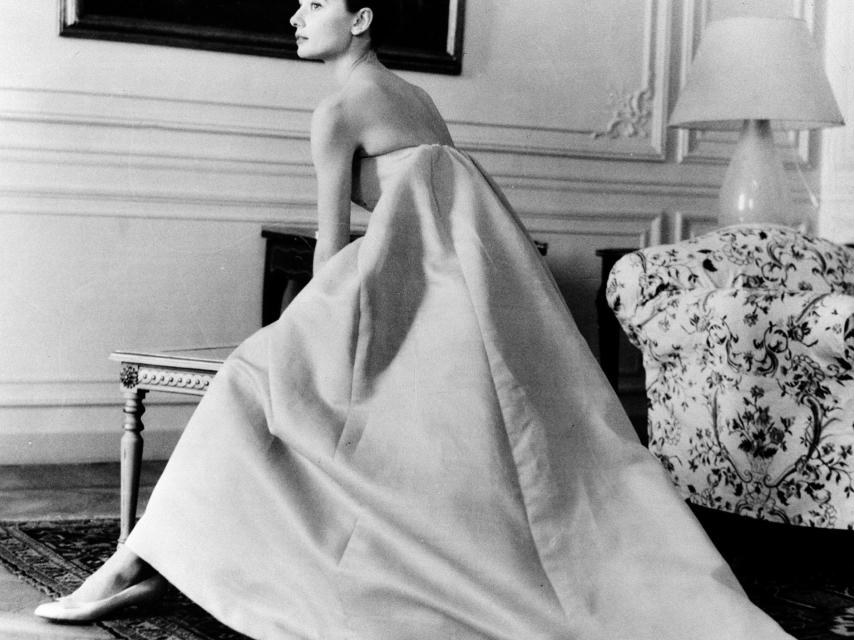 Audrey Hepburn con uno de sus diseños.