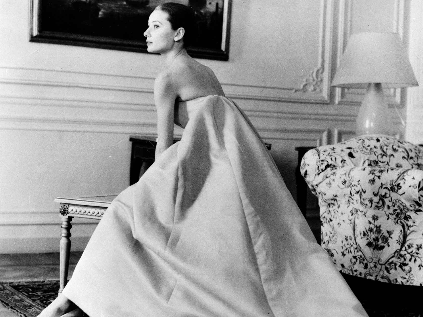 Audrey Hepburn con uno de sus diseños.