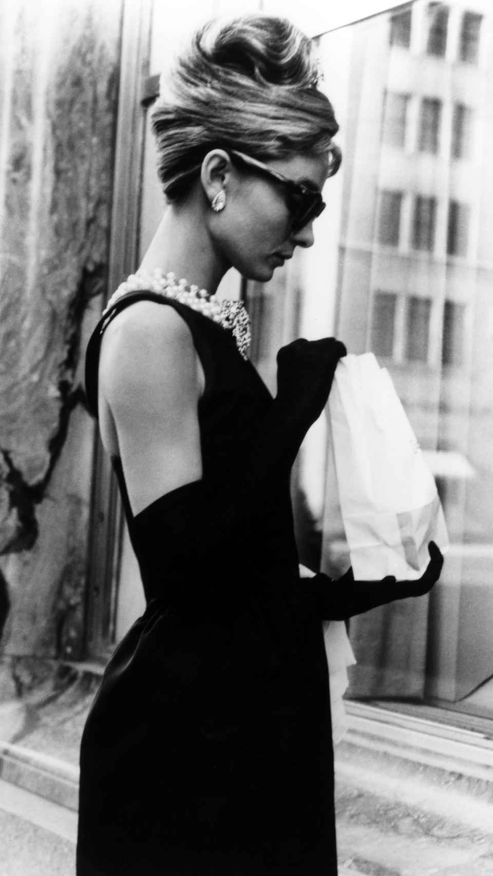 La historia que tejió el vestido de Audrey Hepburn en 'Desayuno con  Diamantes'