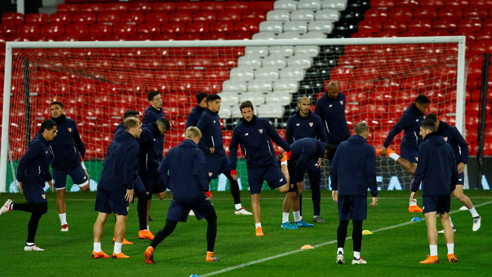 Los jugadores del Sevilla entrenan en Old Trafford.