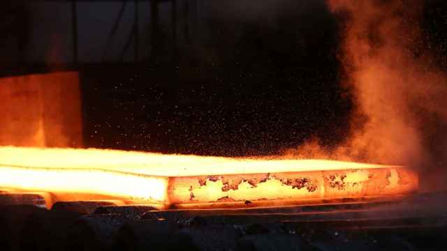 Una plancha de acero incandescente en una siderúrgica.