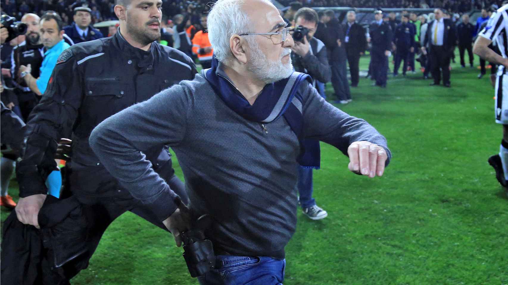 El presidente del PAOK al saltar al campo con su pistola.