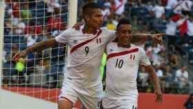 Paolo Guerrero y Christian Cueva celebran un gol con Perú. Foto: fpf.org.pe