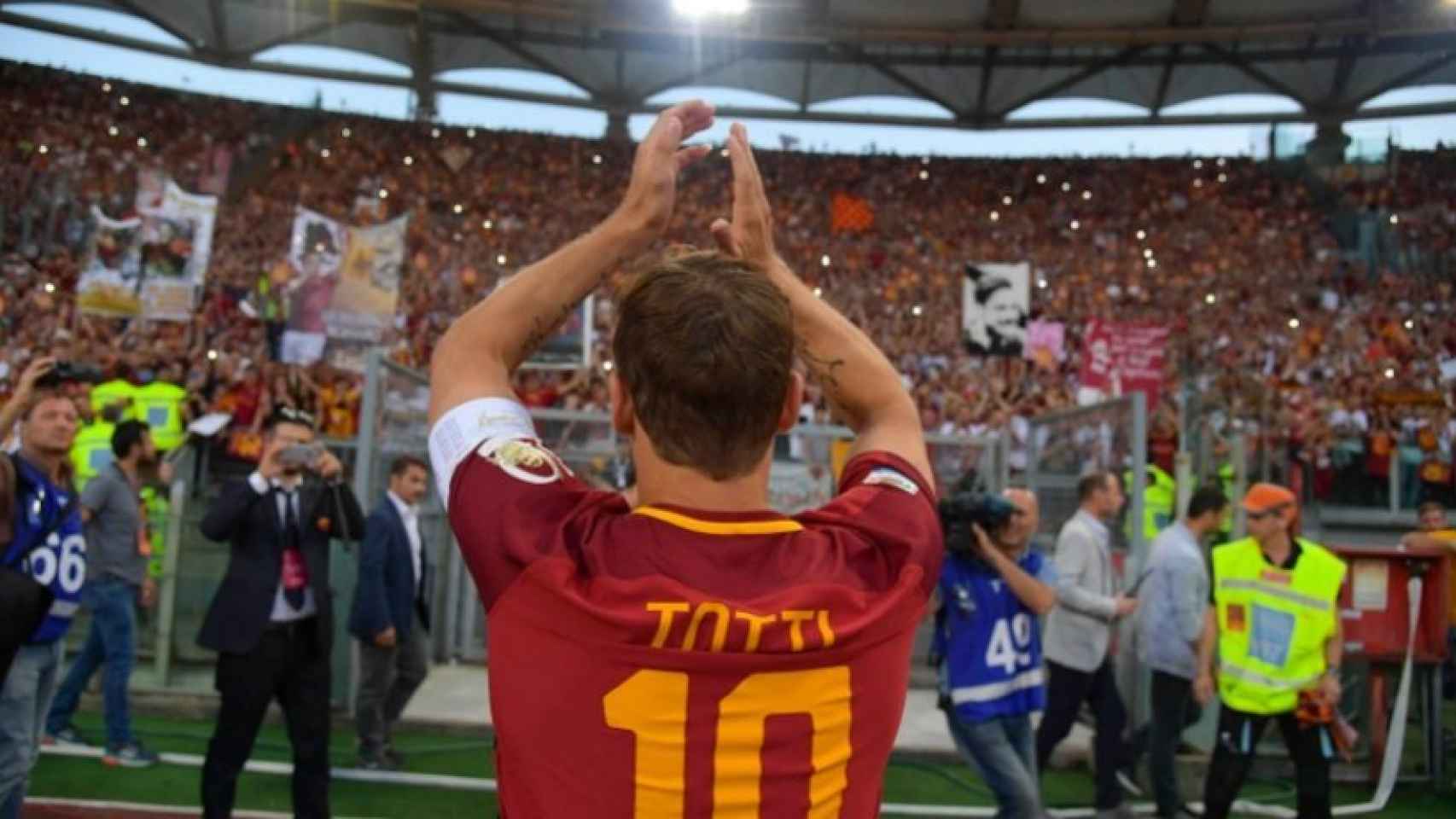 Totti en su despedida. Foto: @officialASroma