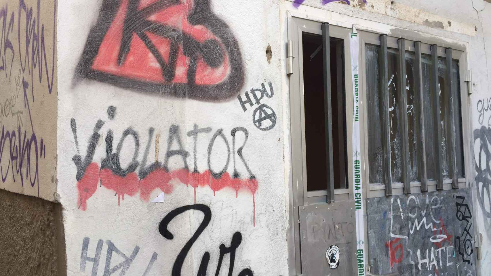 Alguien pintó la palabra Violator en la fachada de Javier Ledo