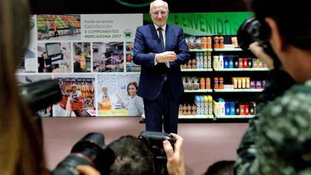 Juan Roig, presidente de Mercadona, con sus propios productos de fondo.