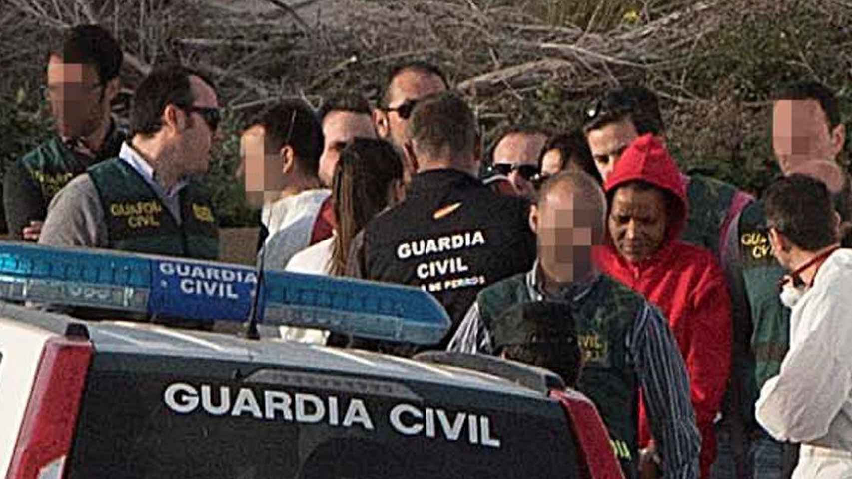 Ana Julia Quezada, flanqueada por agentes de la Guardia Civil.