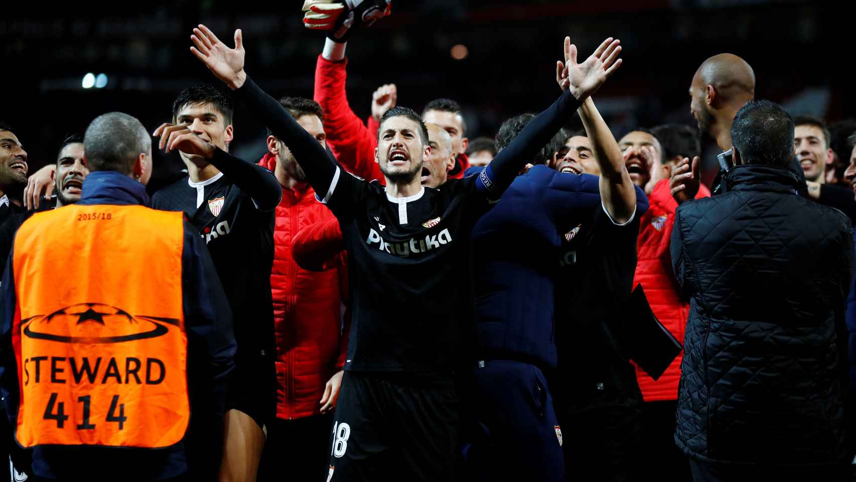 Los jugadores del Sevilla celebran su clasificación a cuartos de Champions.