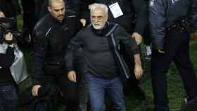 El presidente del PAOK al abandonar el campo el domingo.