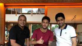 Neymar con su padre y con Al-Khelaïfi. Foto Instagram (@neymarpai_)