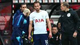 Kane es atendido por los médicos del Tottenham. Foto Twitter (@Spurs_ES)