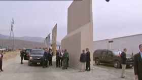 Donald Trump se fotografía con su muro en California