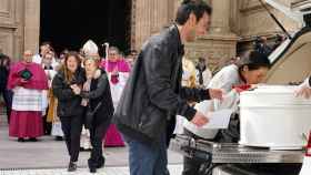 Los padres de Gabriel Cruz acompañan el féretro a la salida de la Catedral de Almería