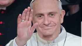 Pepe Viyuela en el cuerpo del Papa Francisco.