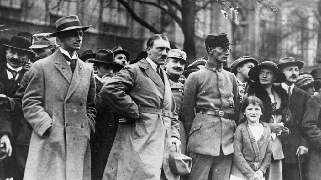 Adolf Hitler junto a sus colaboradores.