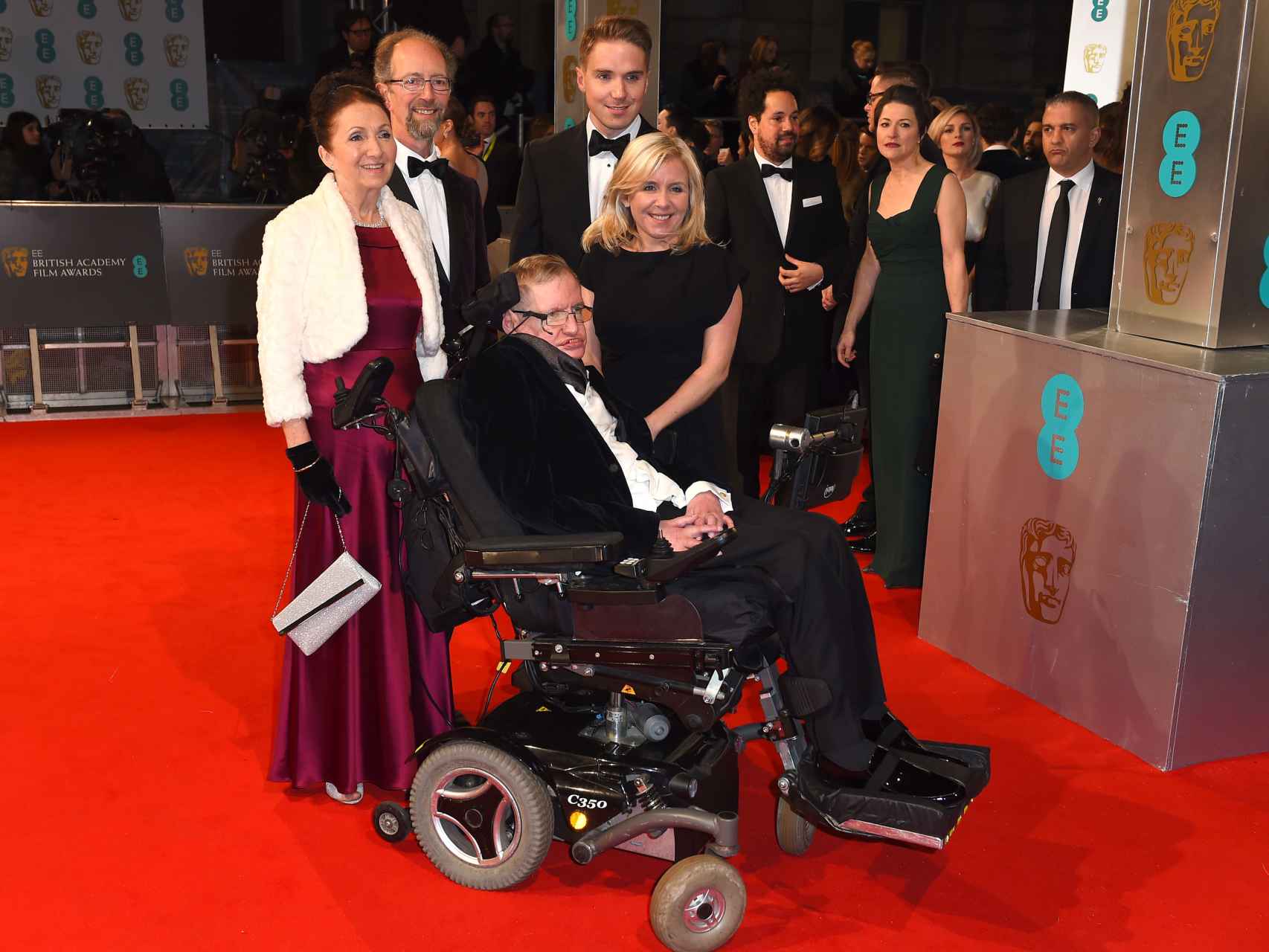 El físico junto a sus tres hijos y su primera esposa en los BAFTA 2015. GTRES.