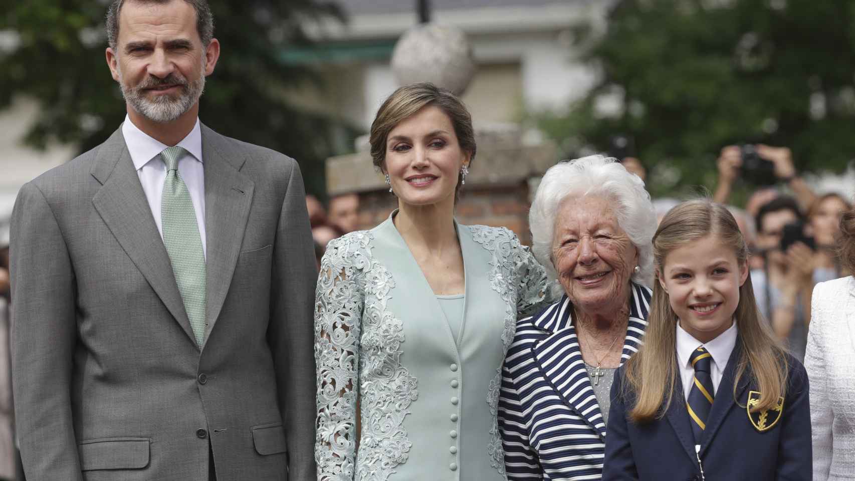 Menchu junto a Felipe VI, doña Letizia y la infanta Sofía.