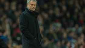 Mourinho, en soledad, durante el partido Manchester United - Sevilla.