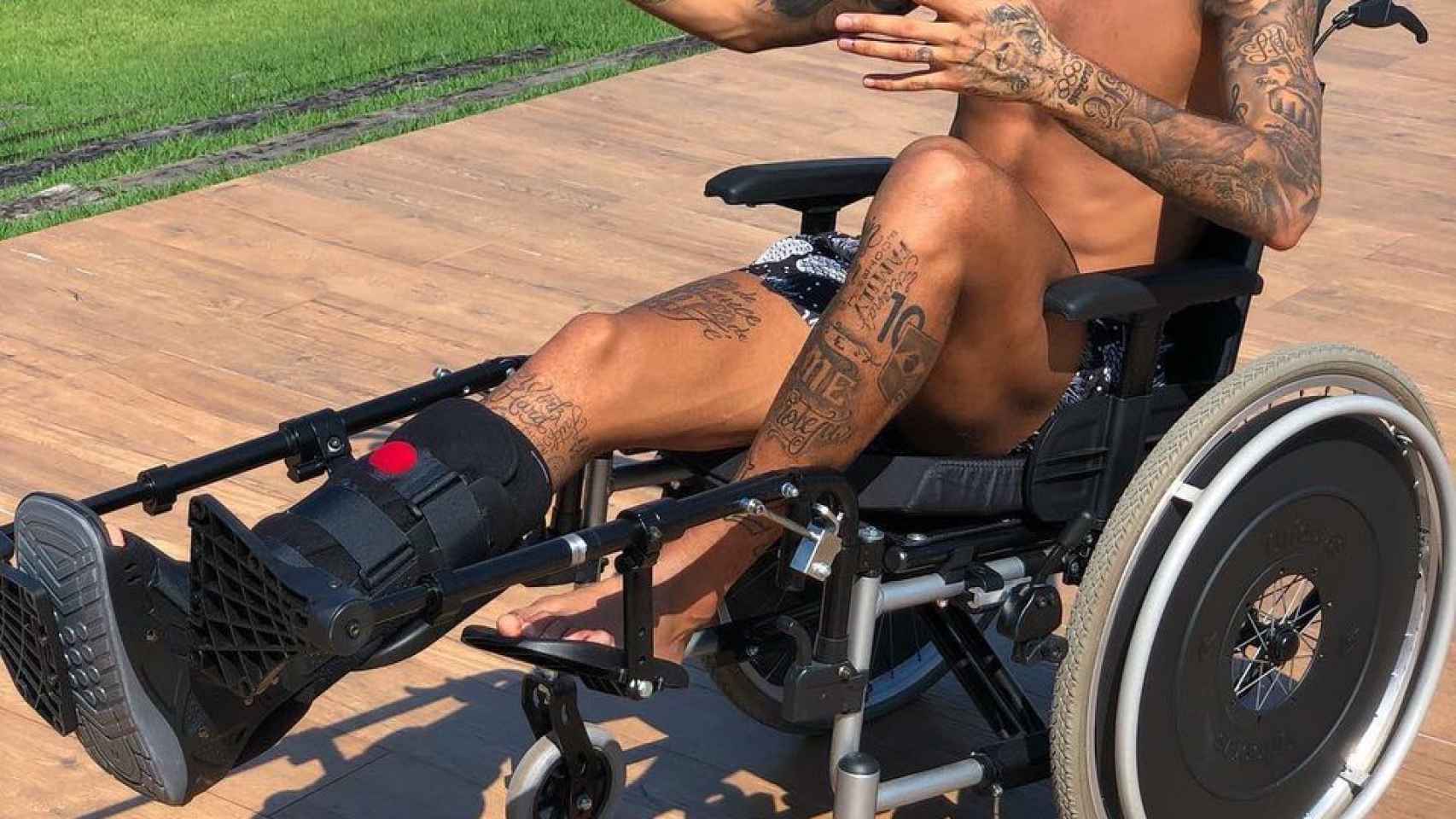 Neymar, en la imagen que ha puesto para homenajear a Stephen Hawking.