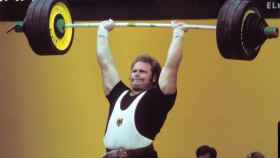 Rudolf Mang levanta peso en los Juegos Olímpicos de Múnich 1972.