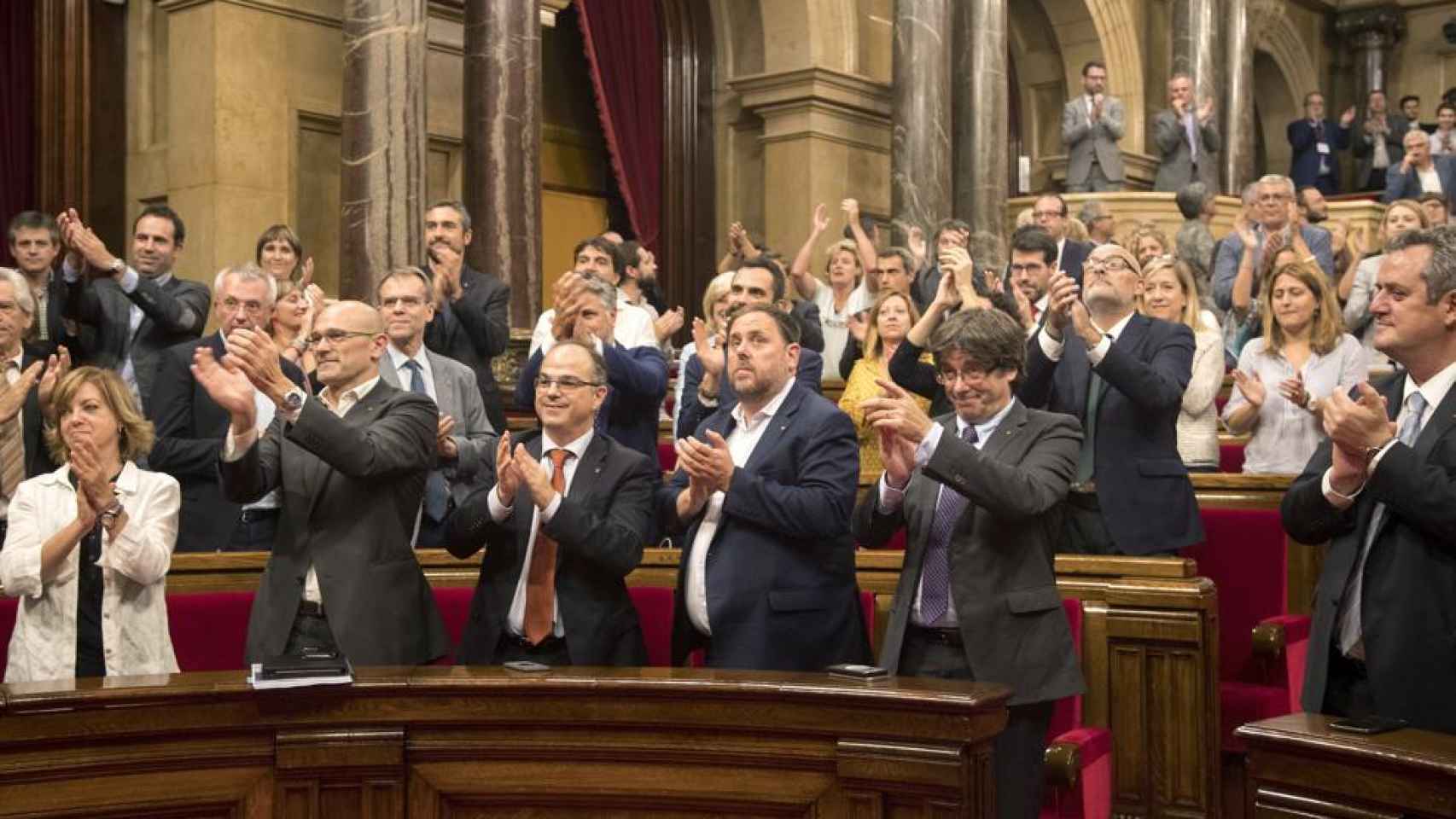 Puigdemont y otros exconsejeros el 8 de septiembre pasado, cuando se aprobó la ley de transitoriedad./